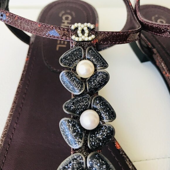 CHANEL BURGUNDY PATENT LEATHER SPARKLE CAMELLIA PEARL CC LOGO THONG SANDALS 36 - Picture 6 of 14